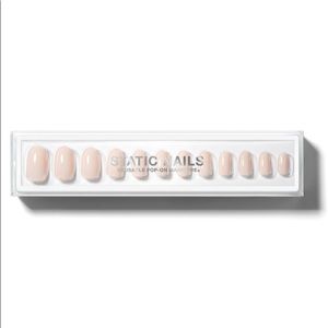 Static Nails Pop-On Manicure in SILK ROUND
